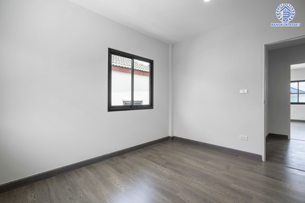 บ้านมือสองตกแต่งใหม่ ม.ชนชื่น1 ทวีวัฒนา เนื้อที่ 50 ตร.ว. ฟังก์ชัน 3 ห้องนอน 2 ห้องน้ำ 1 ห้องอเนกประสงค์ จอดรถได้ 2 คัน บรรยากาศ Private หน้าโครงการติดสวนสาธารณะทวีวนารมย์ บนทำเลศักยภาพเชื่อมต่อหลายเส้นทาง ใกล้เซ็นทรัลปิ่นเกล้า, เซ็นทรัลศาลายา, ม.มหิดล , ทางด่วน "กาญจนาภิเษก"...